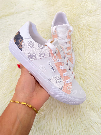 Tenis Guess original, blanco con rosado salmón, marron y estampado de la marca.
