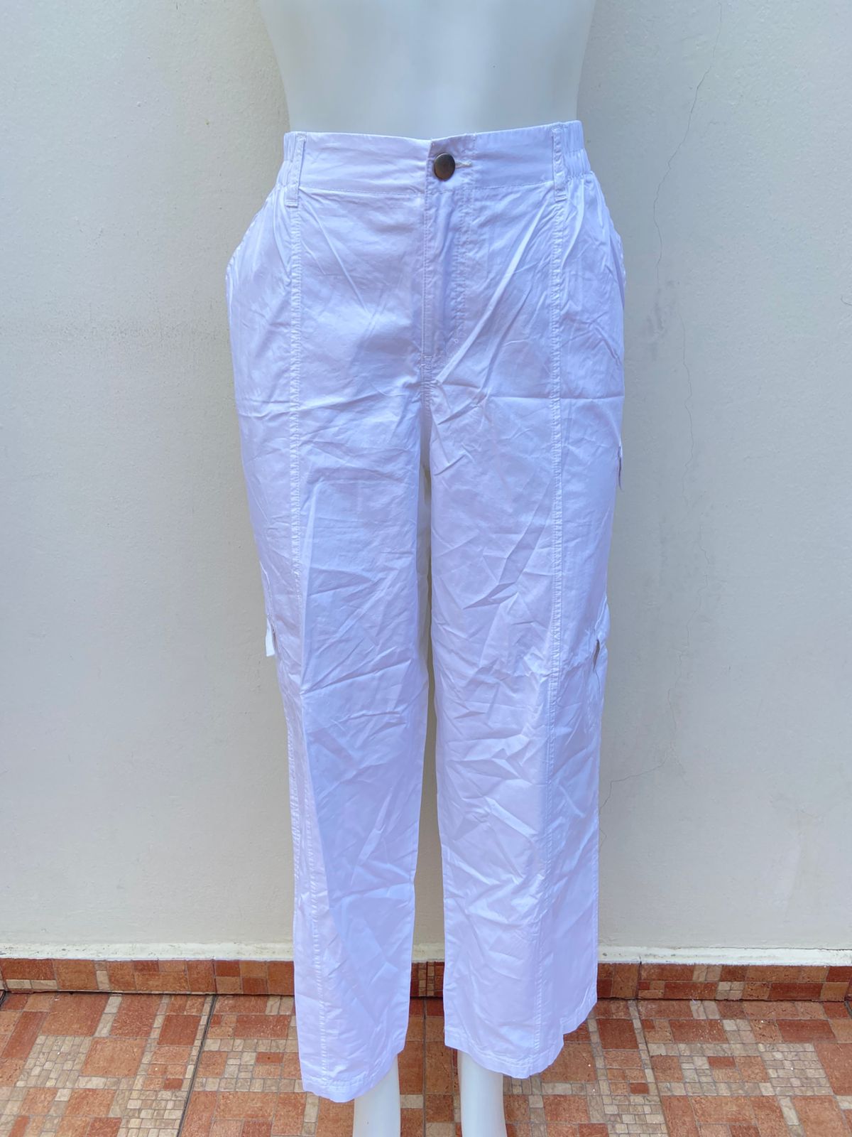 Pantalon cargo Forever21 original, blanco con bolsillos a los lados.