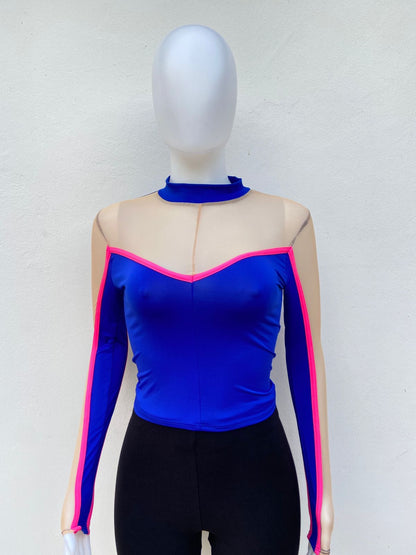 Top en color azul oscuro , con mangas y detalles crema y rosa
