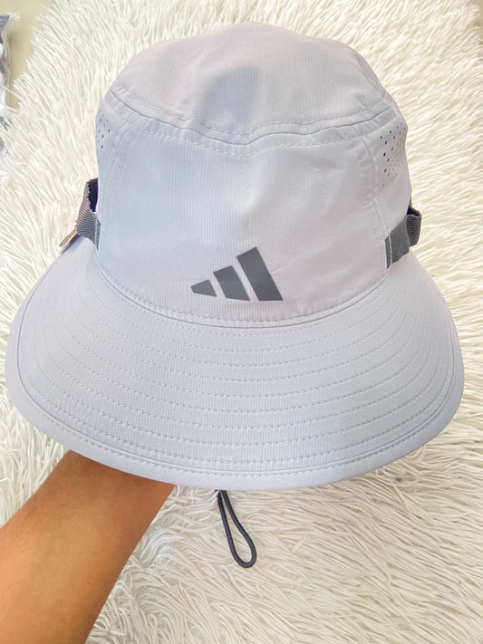 Gorro Adidas original, color gris con logotipo de la marca en color negro en frente y lazo ajustable, logotipo diferente. Large/Xlarge