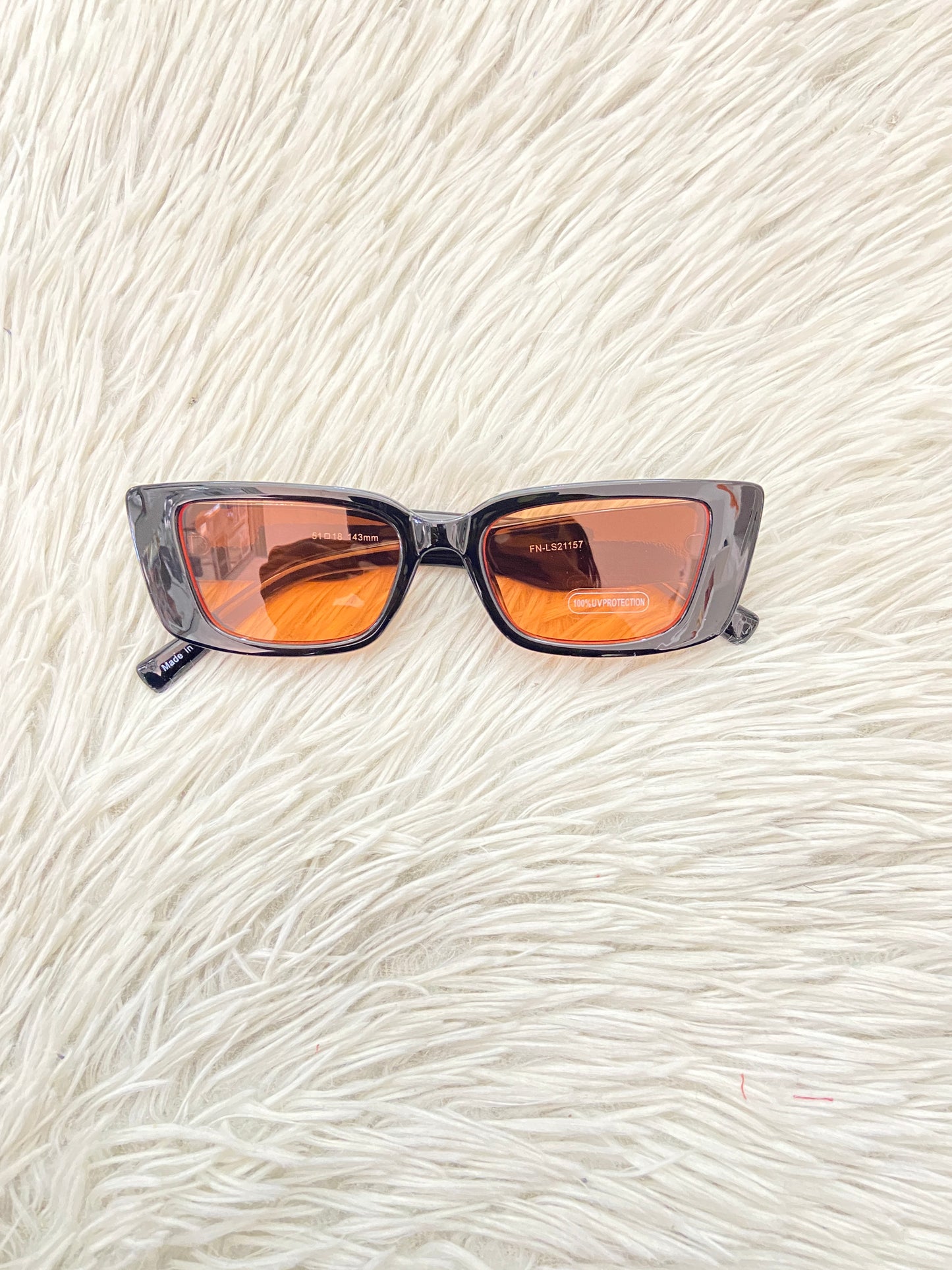 Lentes Fashion Nova original negros con micas naranja.