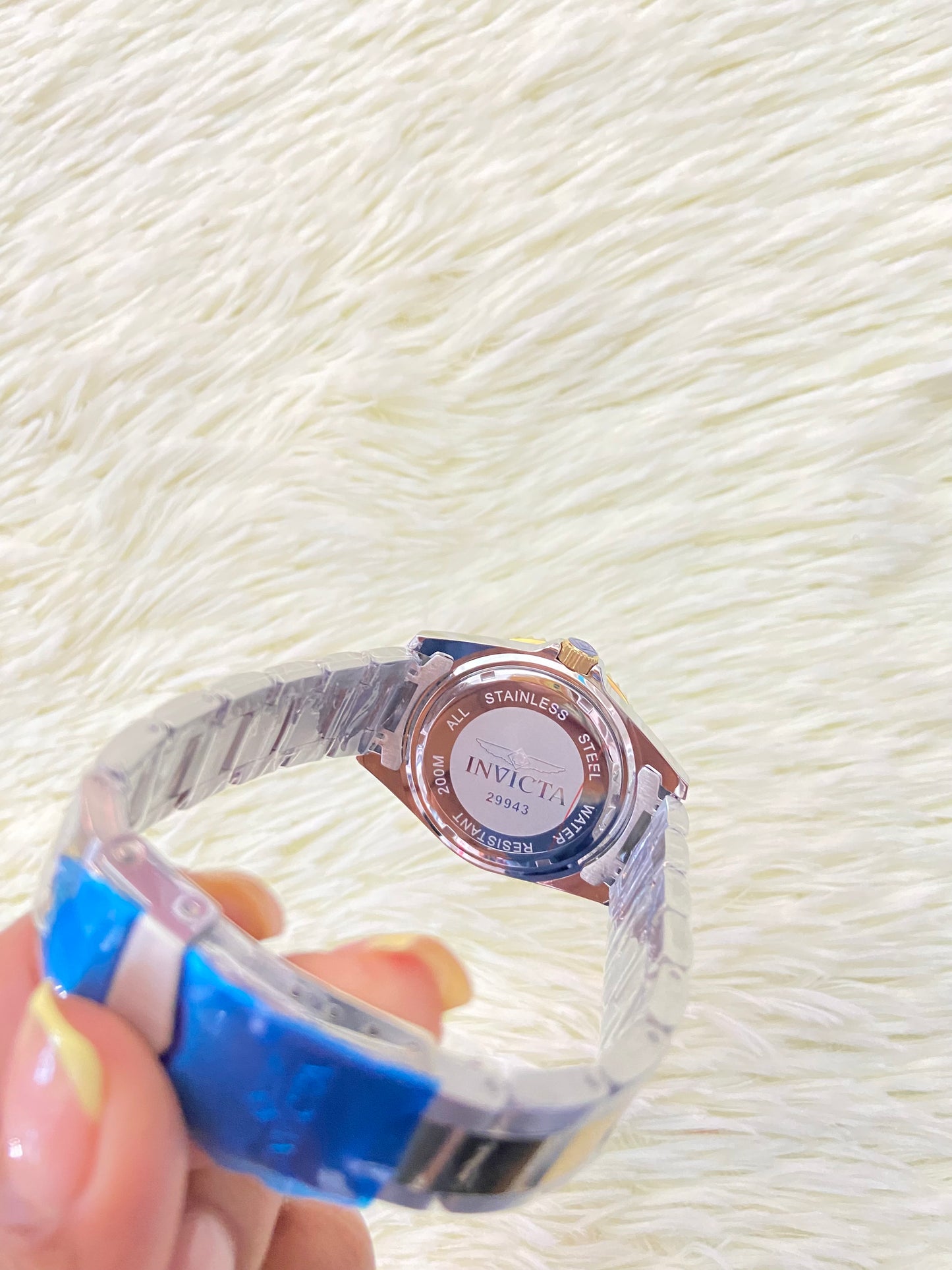 Reloj INVICTA original plateado con dorado  y manecillas en color verde.