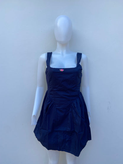 Vestido, algodón orgánico en azul marino ( NAVY) con flor rosada en frente.