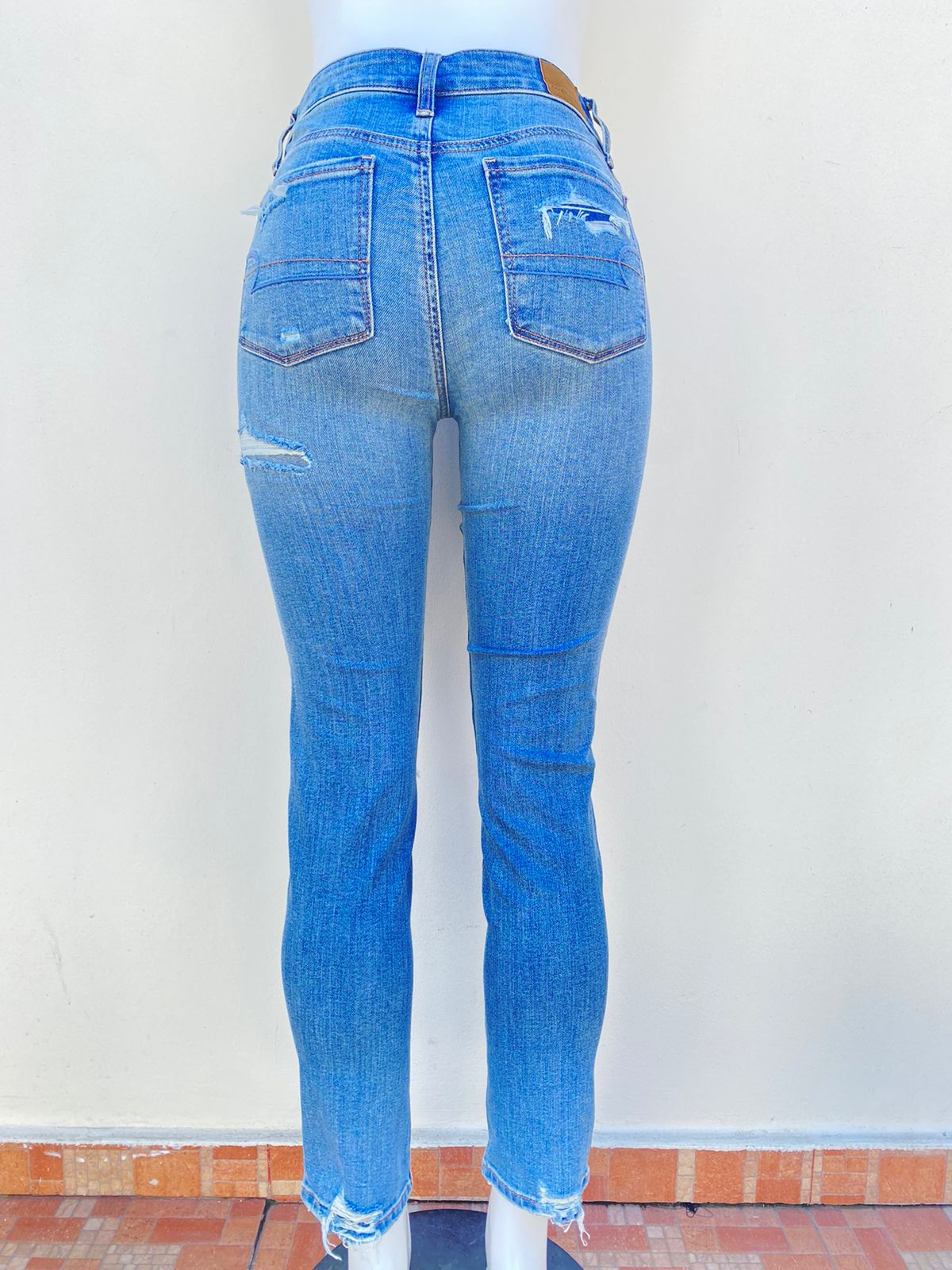 Pantalón Jean American Eagle original azul claro con rasgados tapados.