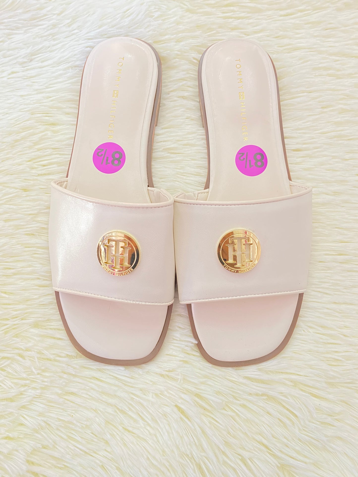 Sandalias TOMMY HILFIGER original, crema con placa TH en dorado.