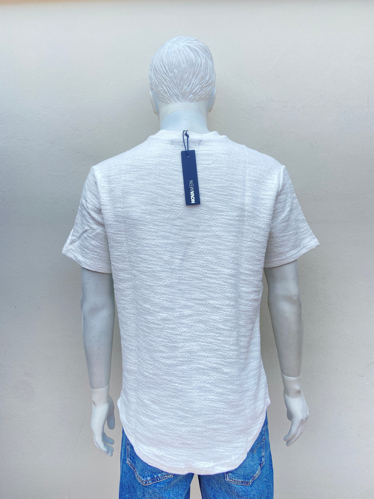 T-shirt, blanco liso con textura de peluche, cuello redondo, esencial.