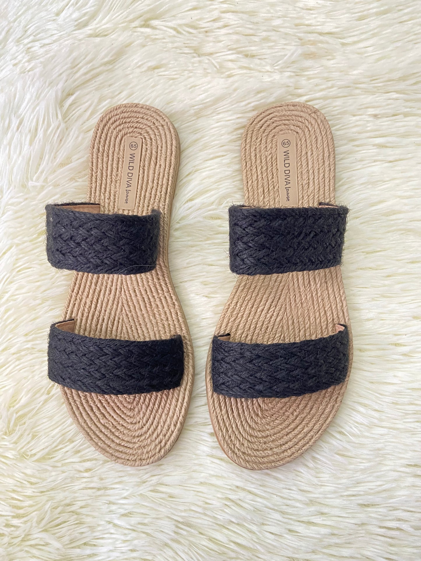 Sandalias WILD DIVA original, negra con dos bandas al frente en color negra, plantilla con material trenzado.