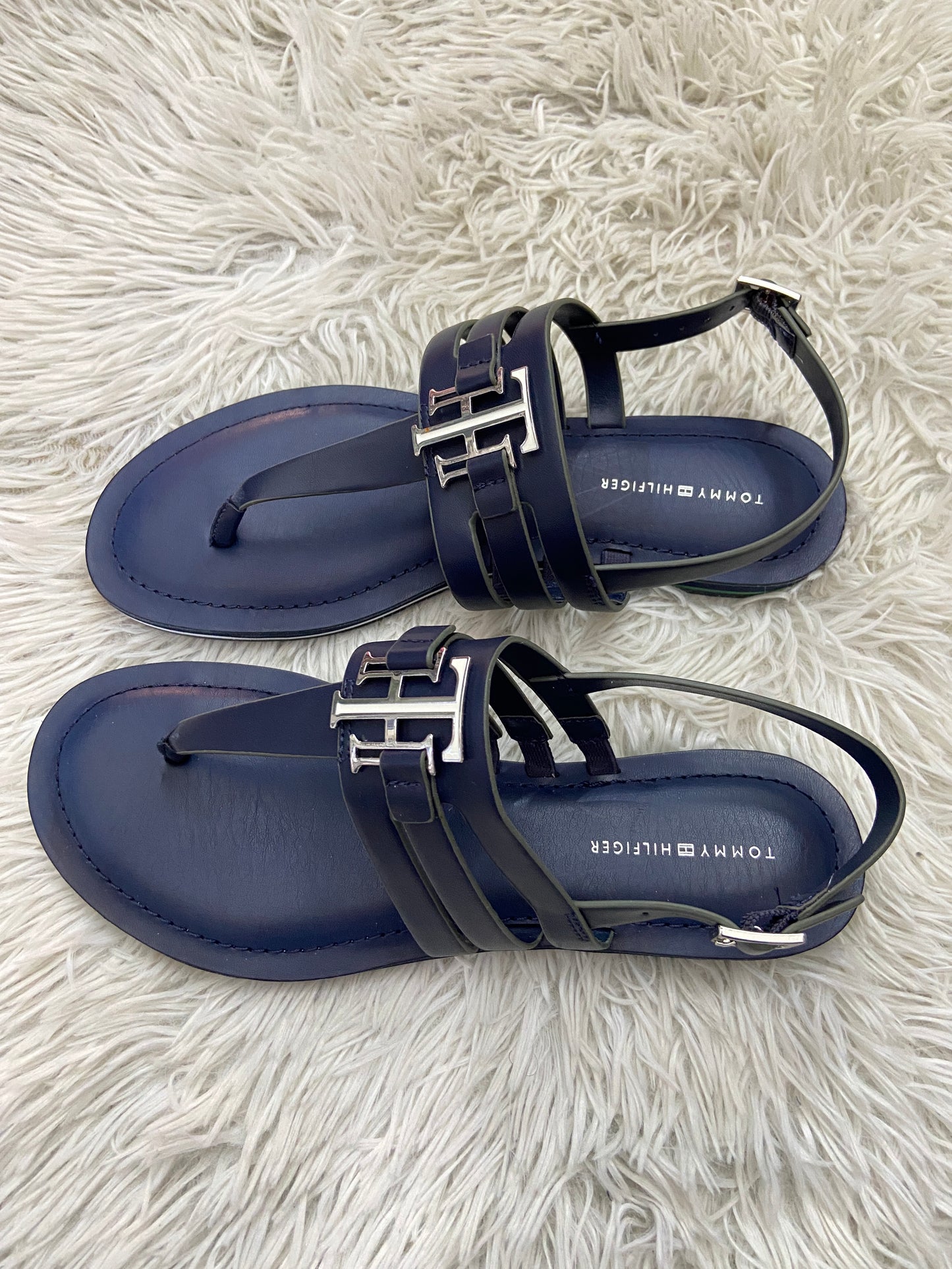 Sandalias Tommy Hilfiger original azul marino con placa TH en plateado.