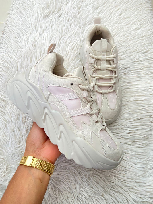 Tenis MADDEN GIRL Original en color crema con rosado claro estilo plataforma y cordones atravesados.