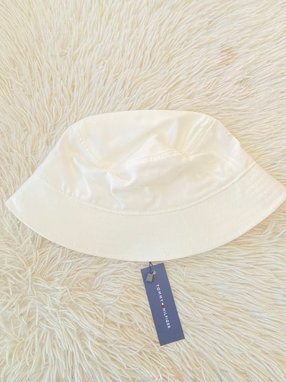 Gorro TOMMY HILFIGER original blanco con letras de la marca en frente.