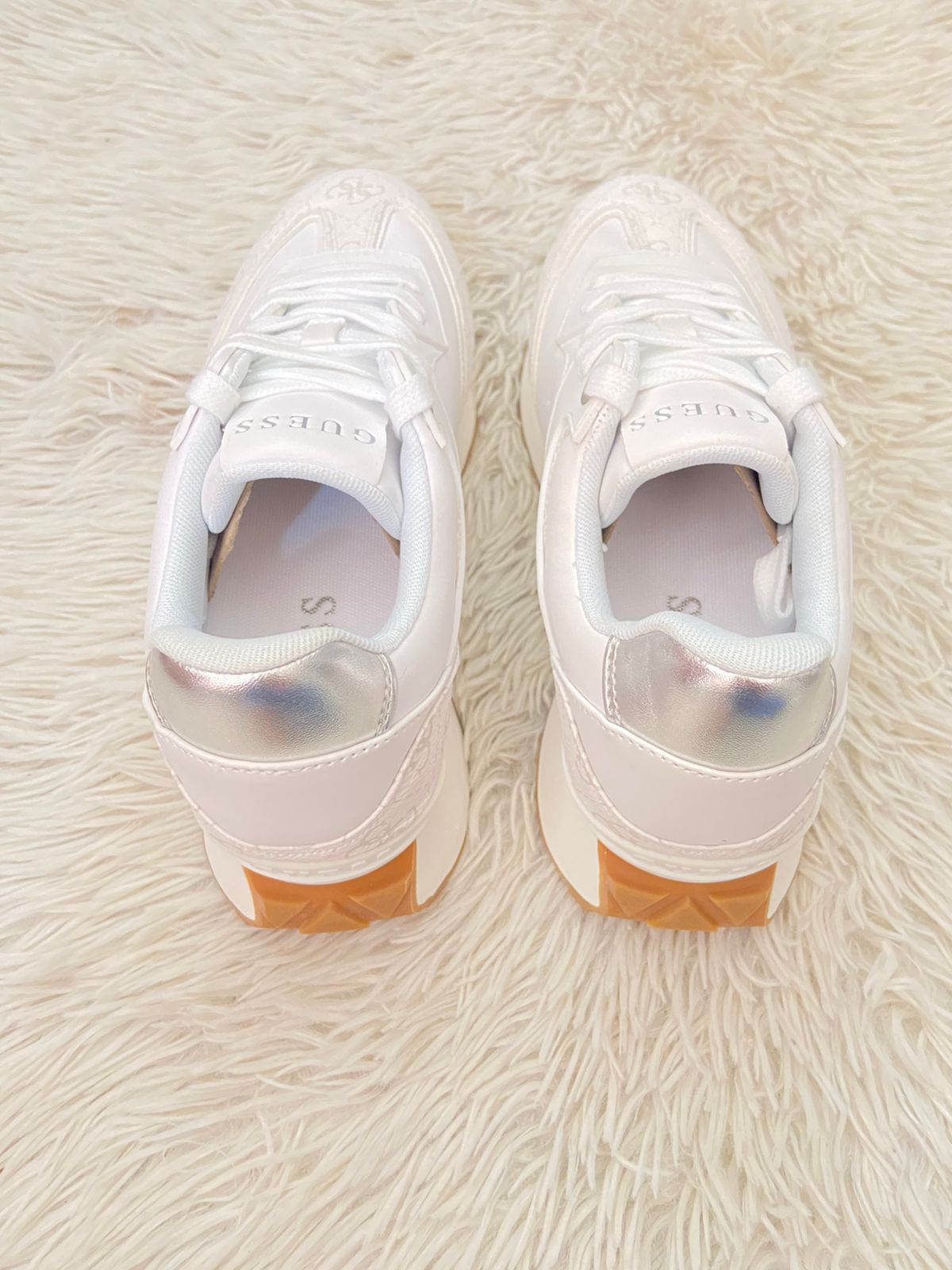 Tenis GUESS original blanco con marrón altos, com logotipo de Guess.