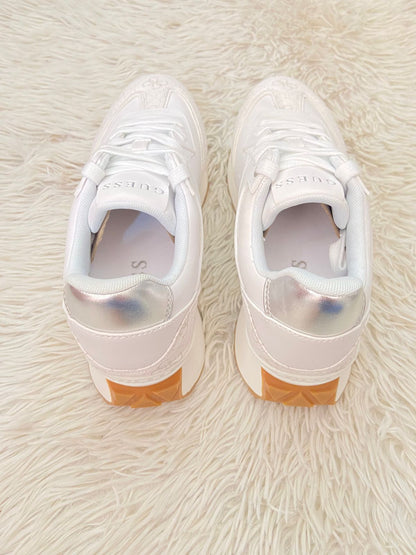 Tenis GUESS original blanco, con logotipos de Guess .