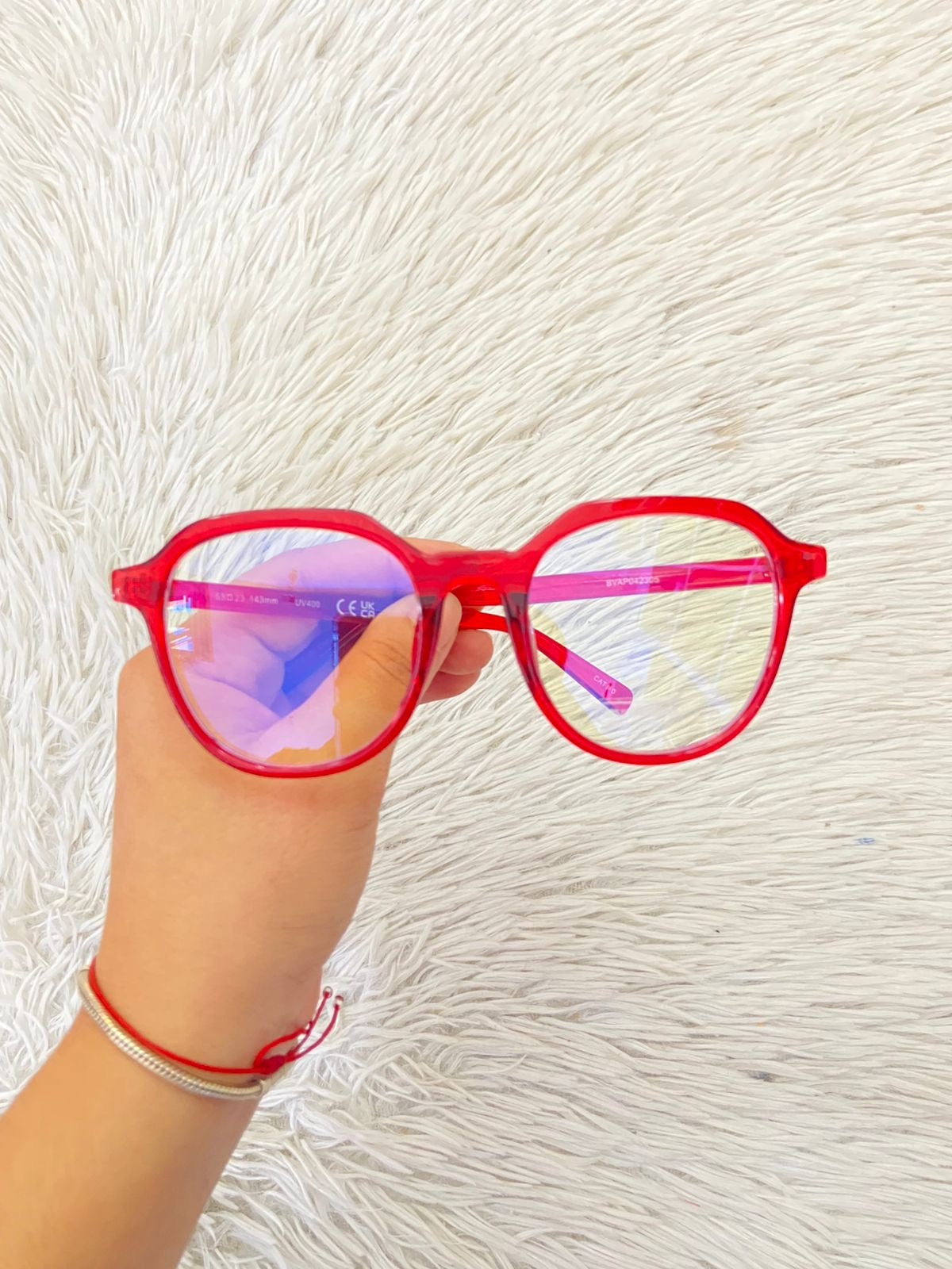 Lentes rojos con montura redonda  y cristales amarillos claros