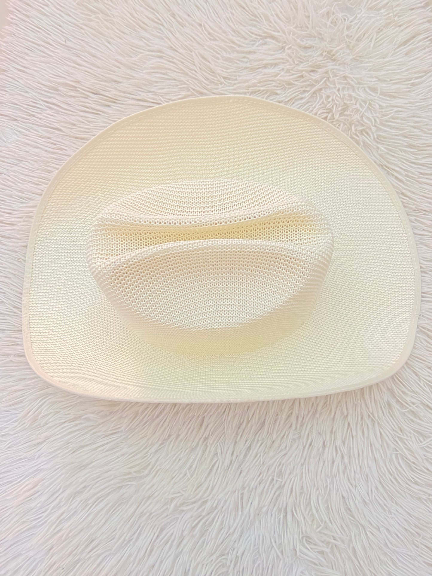 Gorro/ Sombrero, crema estilo tejido liso.