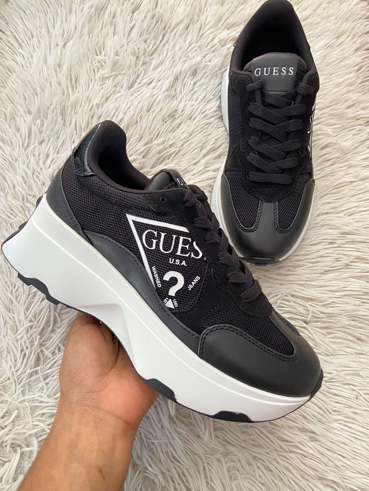 Tenis GUESS original negro, con suelas altas en color blanco y letras “ GUESS ? “ en blanco.