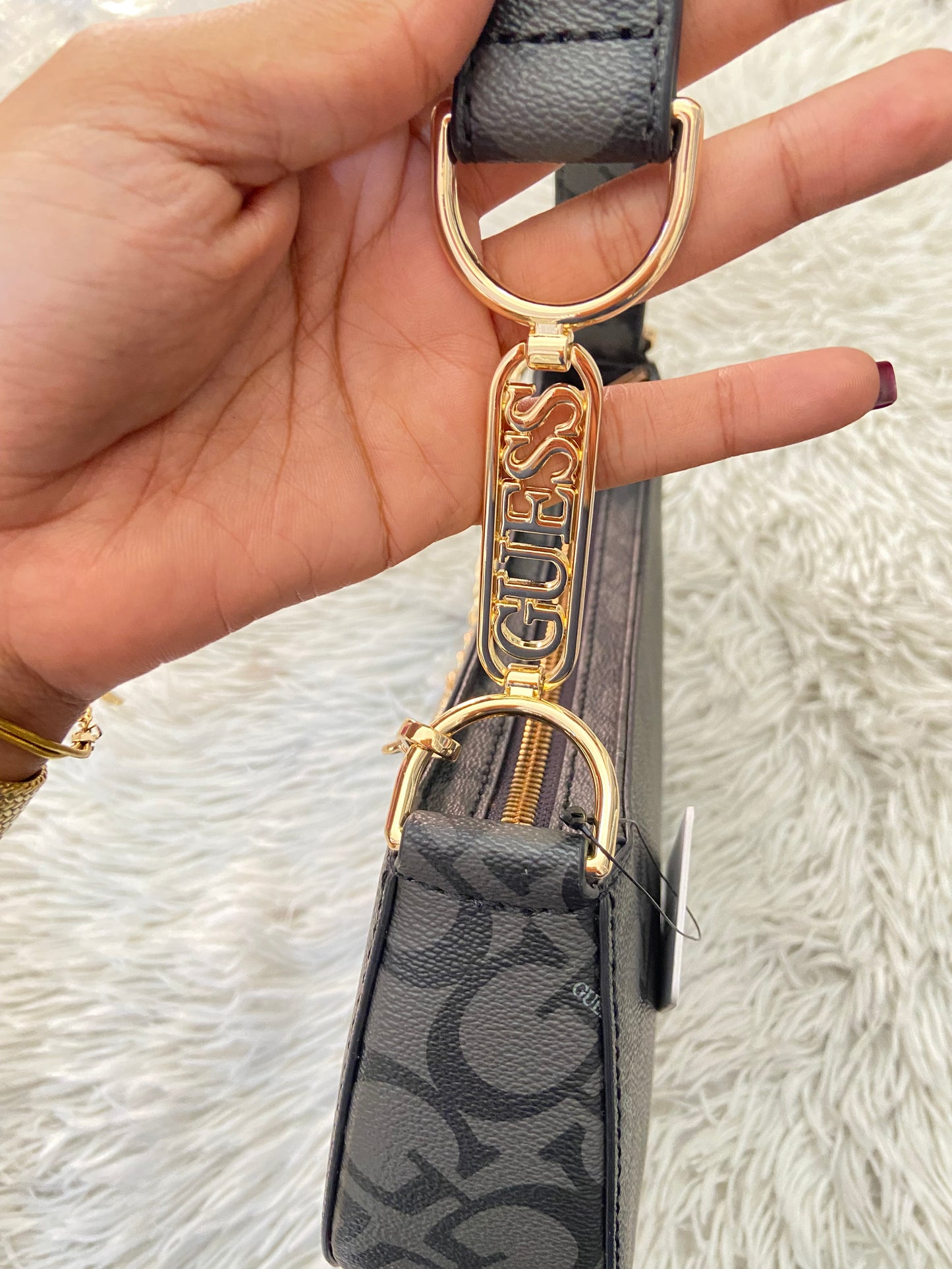 Cartera GUESS original negra con cadena colgante con charms de la marca.