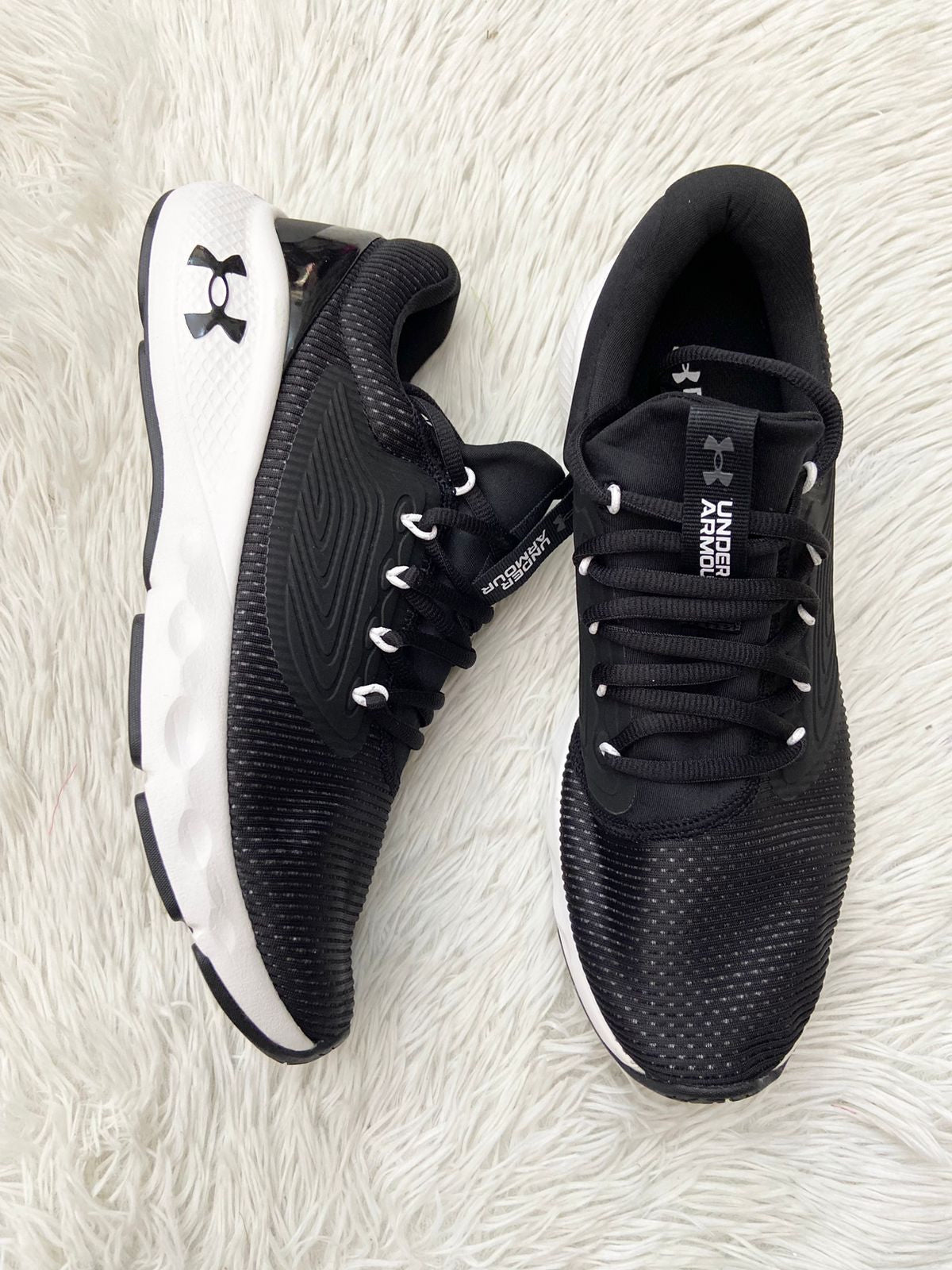 Tenis UNDER ARMOUR original negros con bordes de los cordones blancos