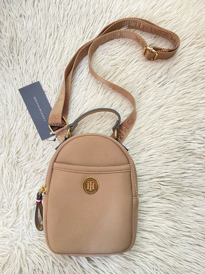 Cartera / bulto crossbody Tommy Hilfiger Original, color marron claro con detalles dorado y placa de la marca al frente