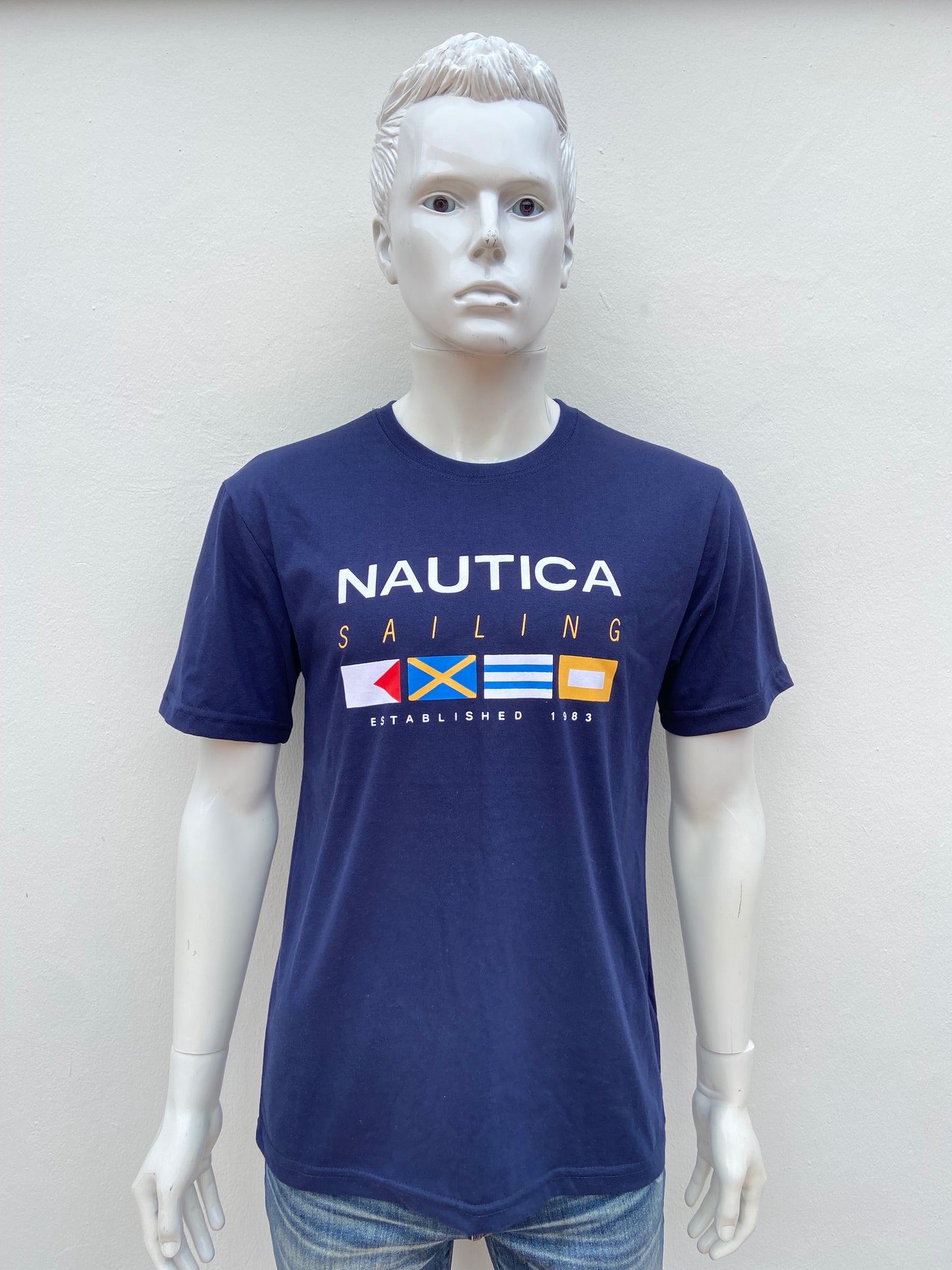 T-shirt NAUTICA original, azul marino ( NAVY) con letras NAUTICA en  color blanco y algunas banderas.