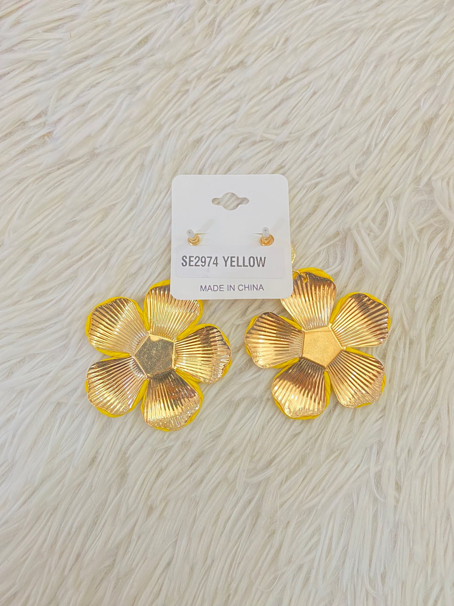 Aretes Fashion Nova original, amarillo de mimbre.