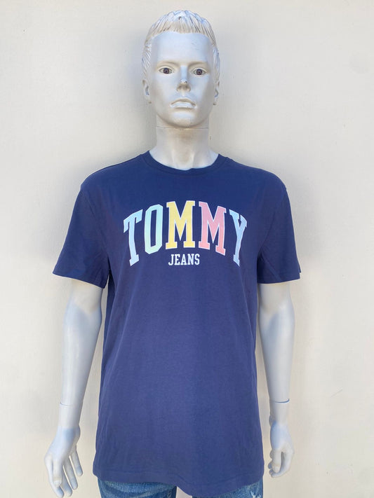 T-shirt Tommy Hilfiger original azul marino con letras TOMMY en colores pasteles.