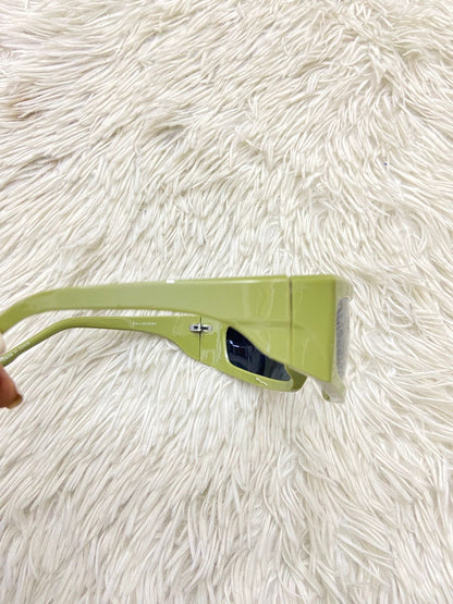 Lentes diseñados con protección UV 100-400 para proteger tu visión. Verde con micas negras.