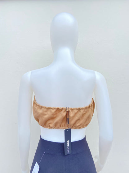 Top esstraple color camel (caramelo, caqui) con un lazo ajustable negro, marrón.