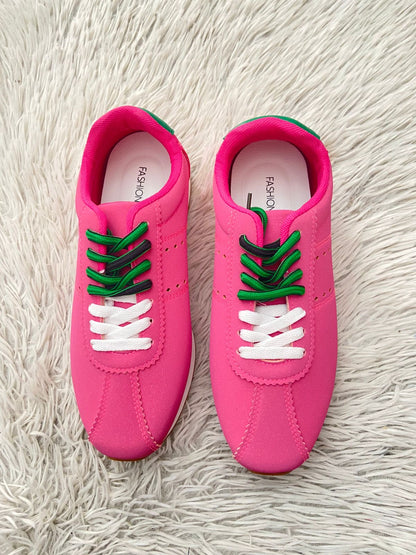 Tenis Fashion Nova rosado con cordones en blanco y verde y suelas en color blanco y marrón.