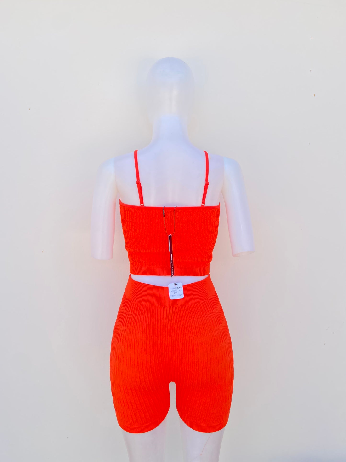 Conjunto, naranja de legging corta y top, estilo tela lechuga.