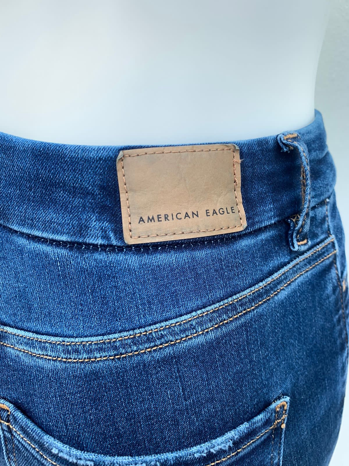 Pantalón Jean American Eagle original azul oscuro liso,  CURVY HI-RISE JEGGING REGULAR. ( diferente con desgastados en los bolsillos.