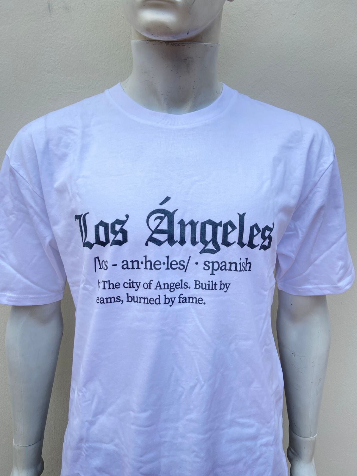 T-shirt blanco con letras grande al frente en color negro LOS ANGELES y mas letras pequeñas