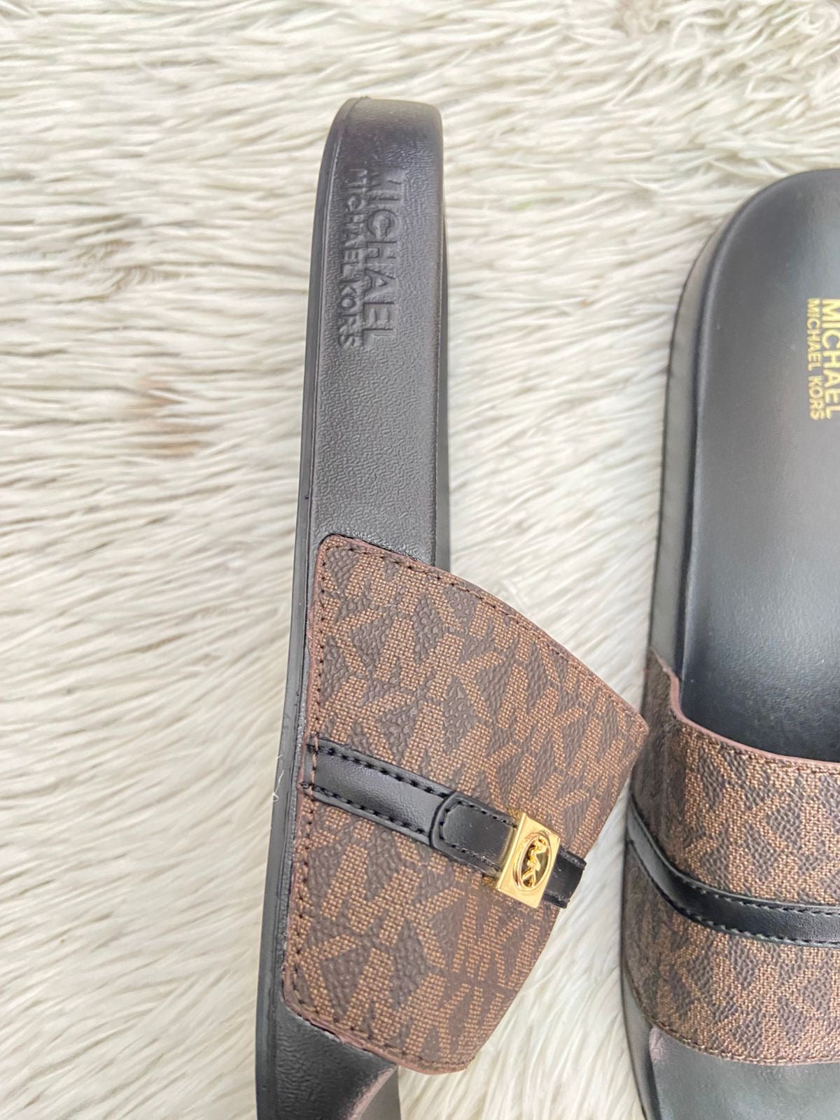 Sandalias MICHAEL KORS original, negra con marrón y correa en frente con placa MK en dorado.