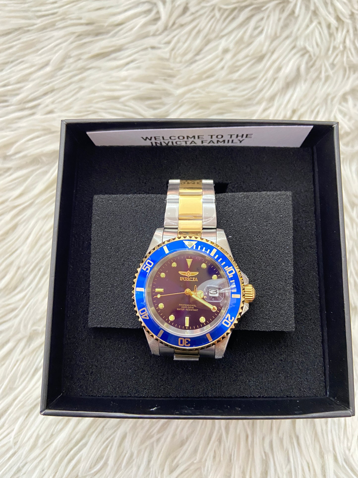 Reloj INVICTA original plateado con dorado y detalles en color azul rey.