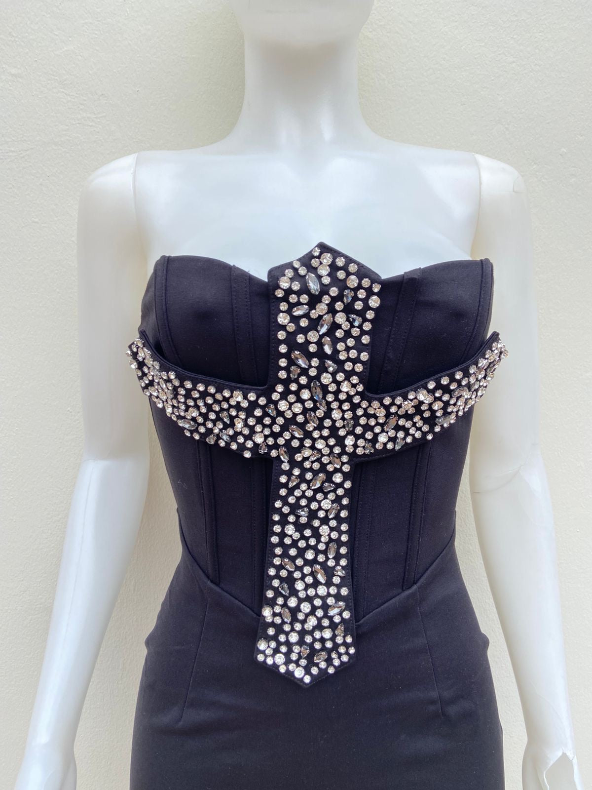 Vestido,  negro strapless con cruz en frente y diamantes en ella.