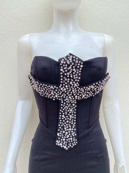 Vestido,  negro strapless con cruz en frente y diamantes en ella.