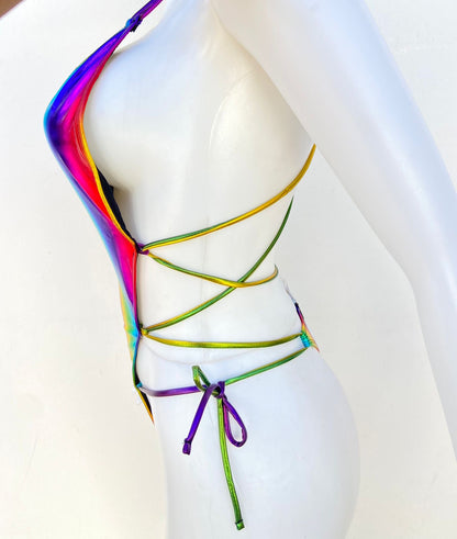Biquini, de una pieza multicolor con lazos cruzados en tela impermeable.