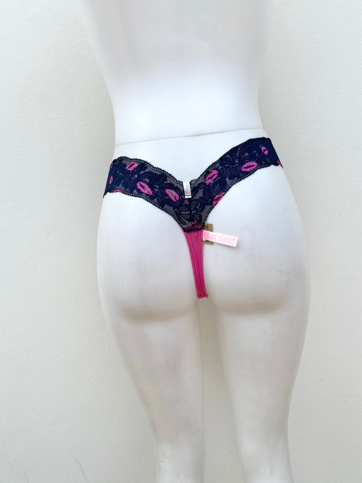 Panti VICTORIA’S Secret Original, color rosa, con encaje azul y con detalles en besos.