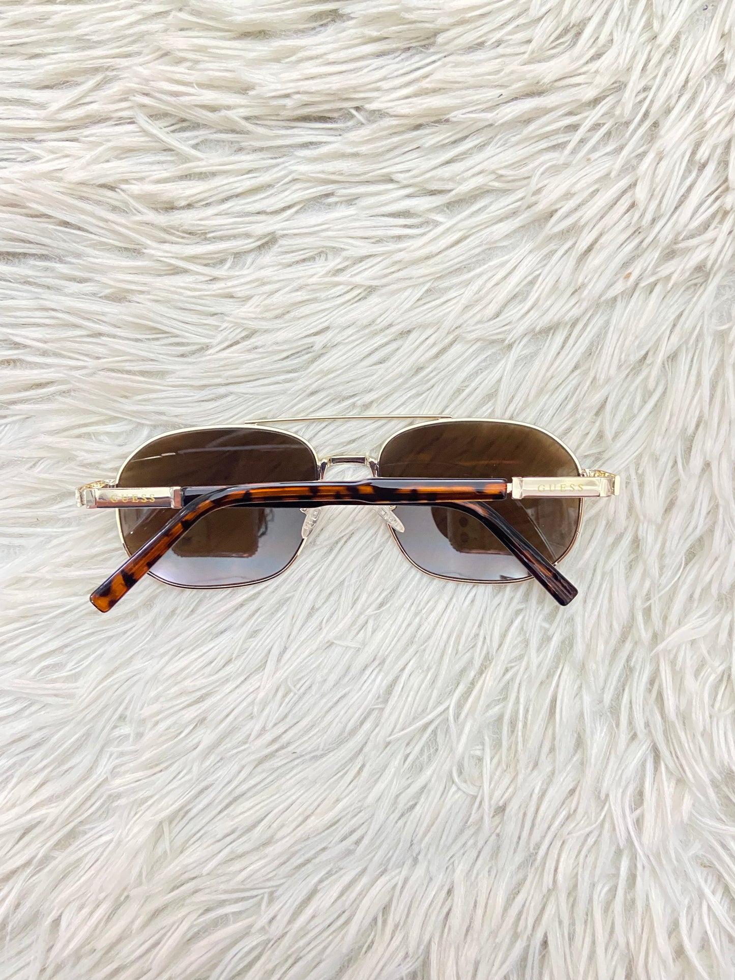 Lentes GUESS original, diseñados con protección UV 100-400 para proteger tu visión. Marrones con montura en animal print, ovalados.