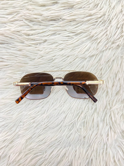 Lentes GUESS original, diseñados con protección UV 100-400 para proteger tu visión. Marrones con montura en animal print, ovalados.