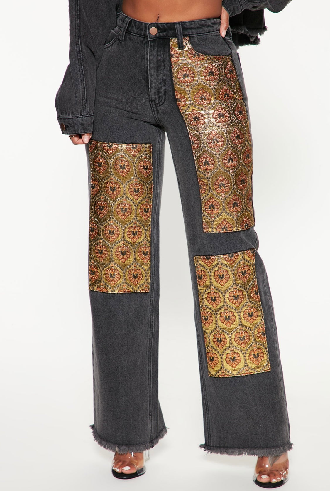 Pantalón jean Fashion Nova original color negro opaco, con diseño floral.