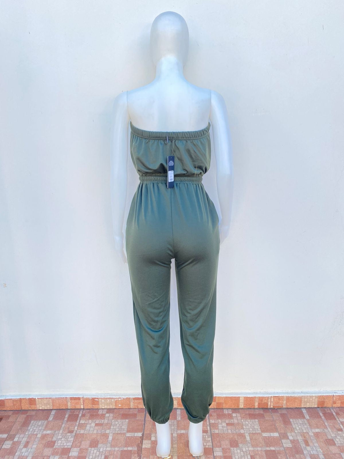 Enterizo Fashion Nova original verde oliva, strapless, con lazo ajustable.