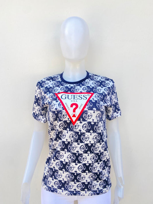 T-shirt GUESS Original, en color blaco con estampado de la marca encolor azul marino y letra GUESS.