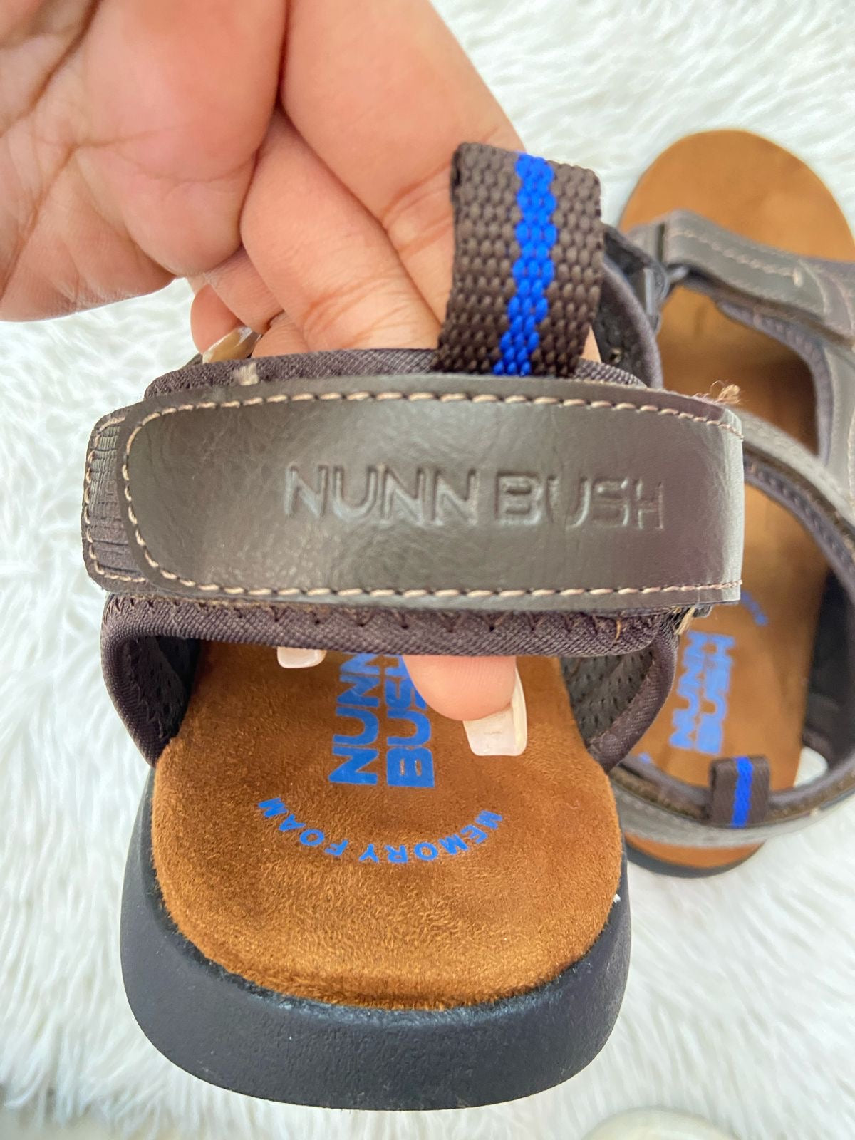 Sandalias NUNN BUSH Original marrón claro con logotipo azul.