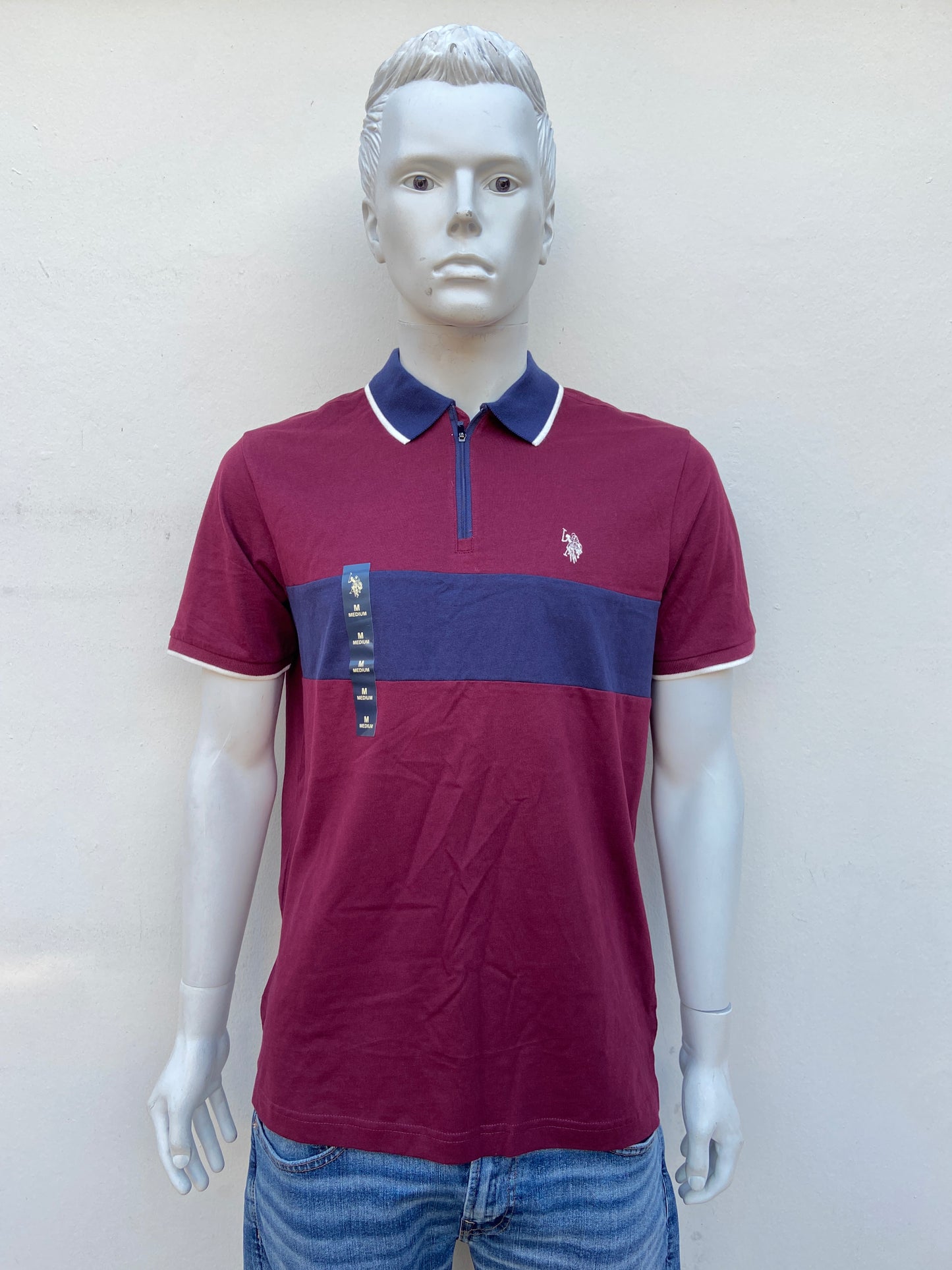 Polocher U.S Polo original rojo vino con detalles en color azul marino y zipper.