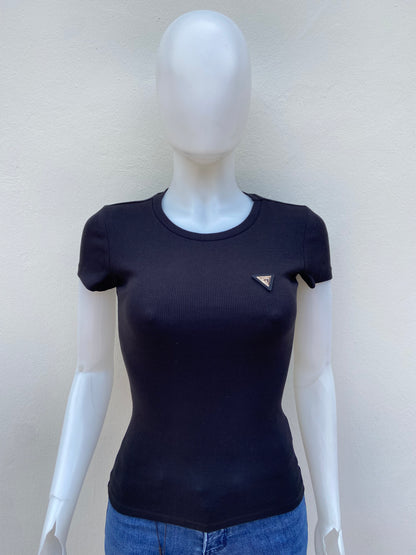 T-shirt GUESS original, negro liso con placa GUESS en la esquina en color dorado.