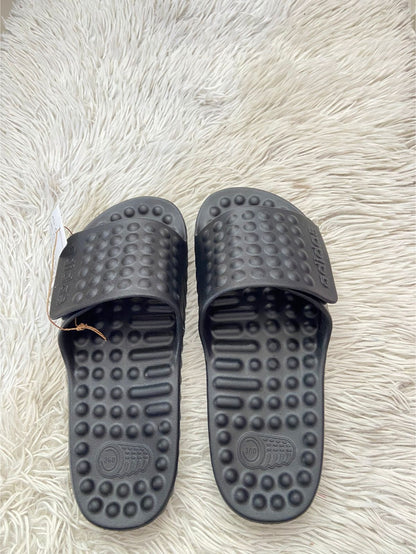 Sandalias ADIDAS original, negra con textura de bolitas, ajustables y letras de la marca.