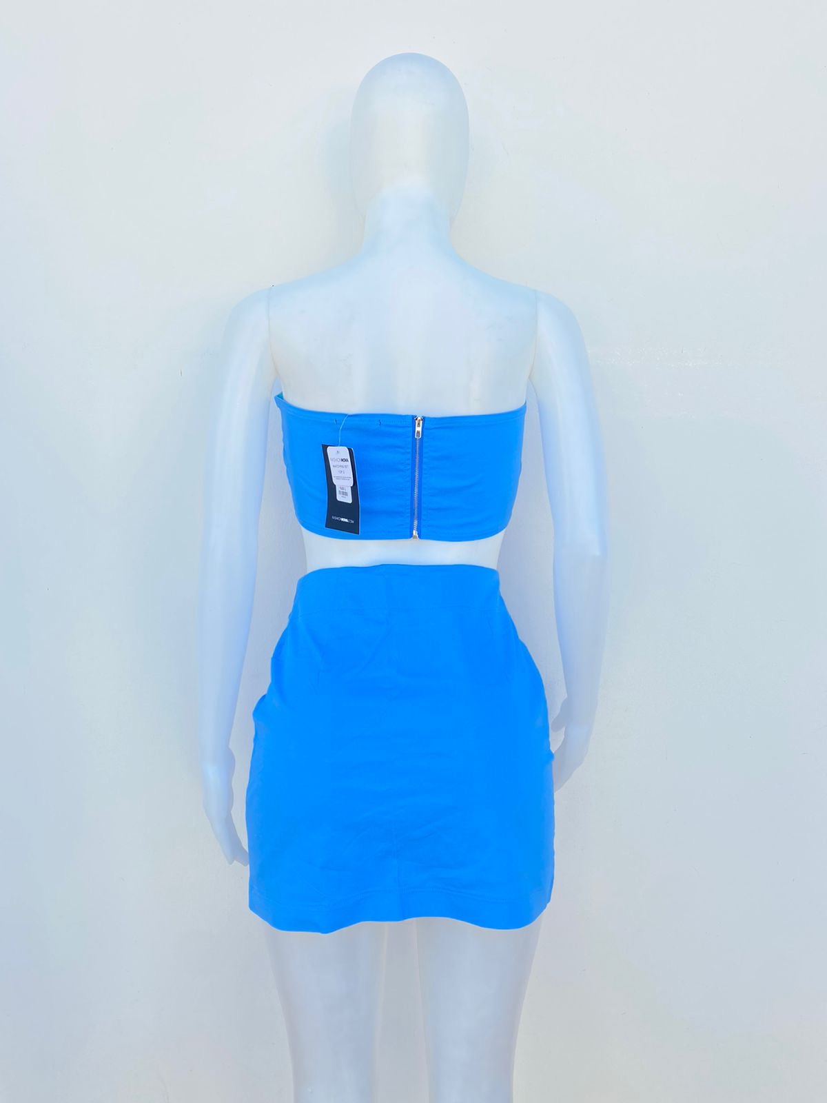 Conjunto Fashion Nova original azul claro, de falda y top strapless.