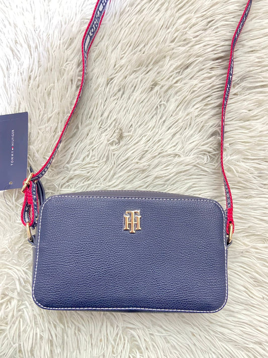 Cartera/Crossbody Tommy Hilfiger Original, azul marino, placa de la marca al frente en color dorado y correa.