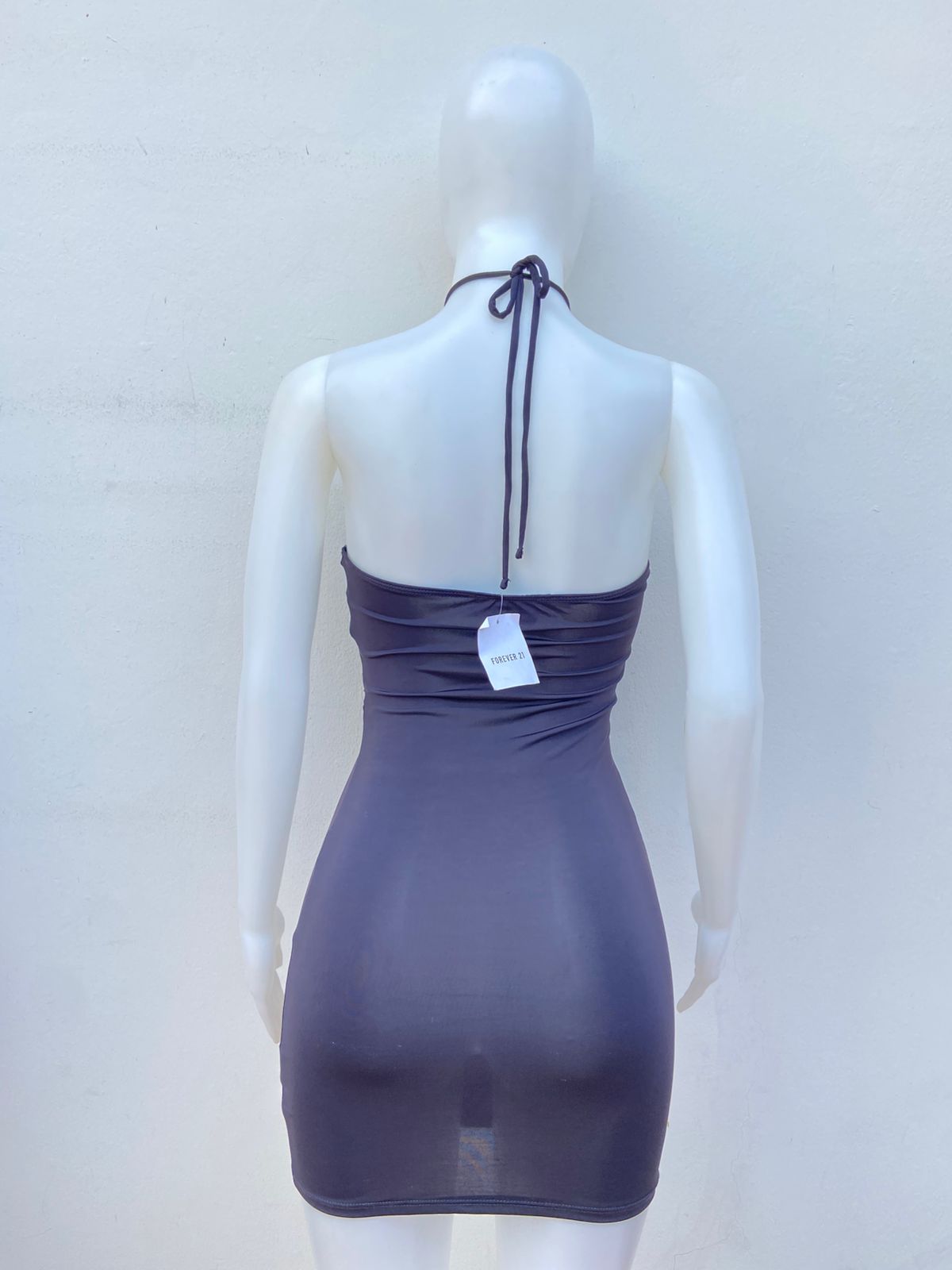 Vestido Forever21 Original, negro con flor en la parte superior.