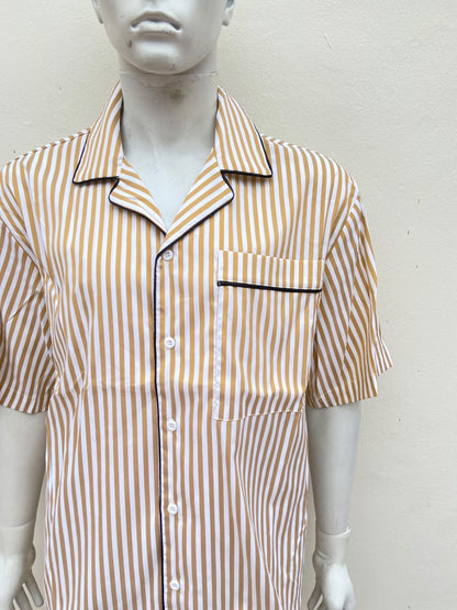 Conjunto naranja, con rayas en color blanco y bolsillo en la camisa.
